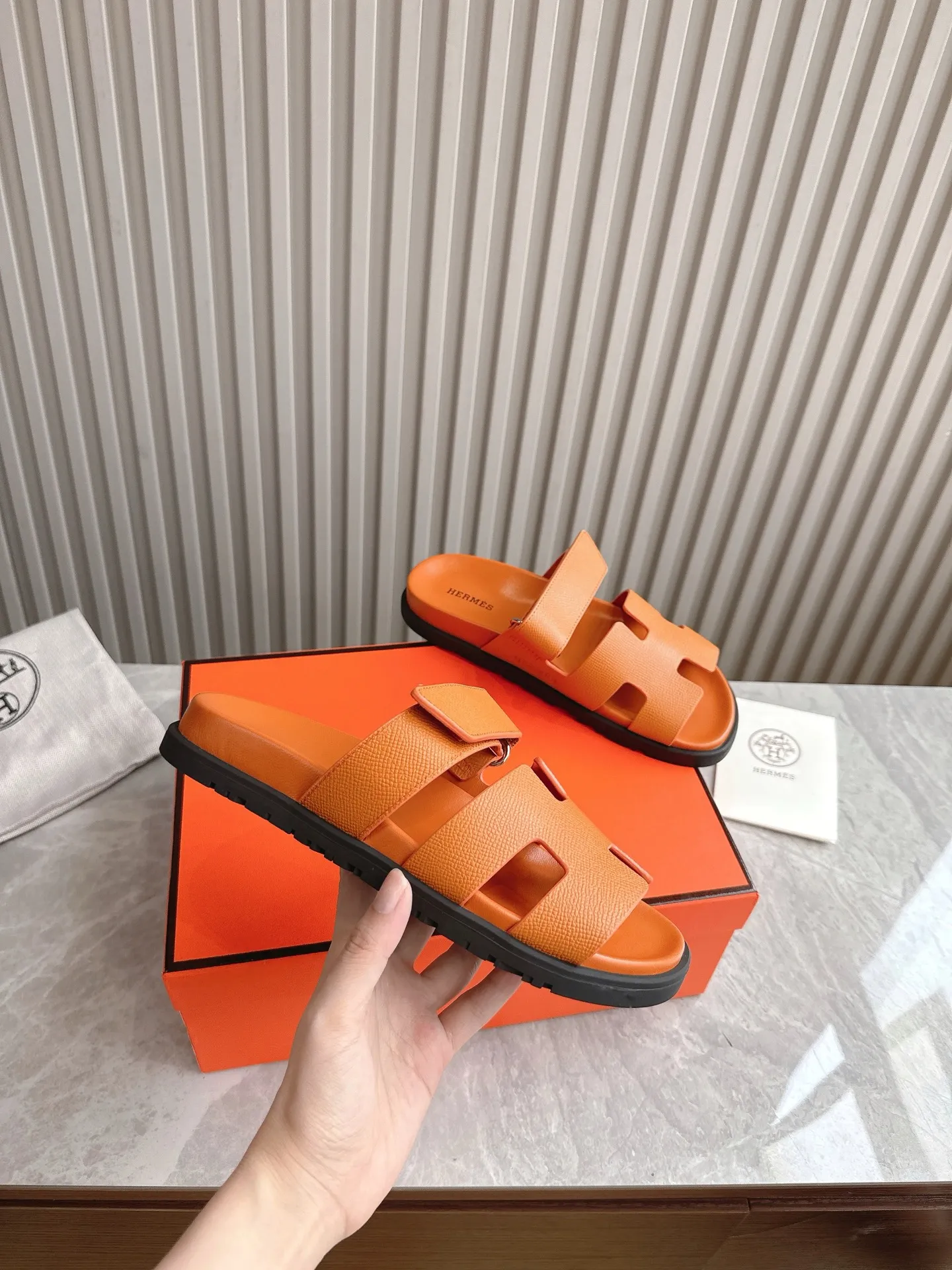 p480🐮🐮Couple model (top version) H family 2024 spring and summer new style HERMES Hermes' recently popular couple model pig nose angle sandals and slippers, paired with various colorful socks, popular. Upper: imported original deerskin (the genuine leather edging is not ordinary super migration). Lining: imported genuine leather. Outsole: Tpu non-slip and wear-resistant outsole. Size: Female 35-42 (40/42 non-returnable and non-exchangeable) Male size: 39-45 (45 non-refundable and non-exchangeable)